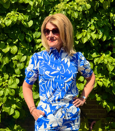 Mi Piace Travelstof Blouse Korte Mouw 202270 hibiscus print nautic blue