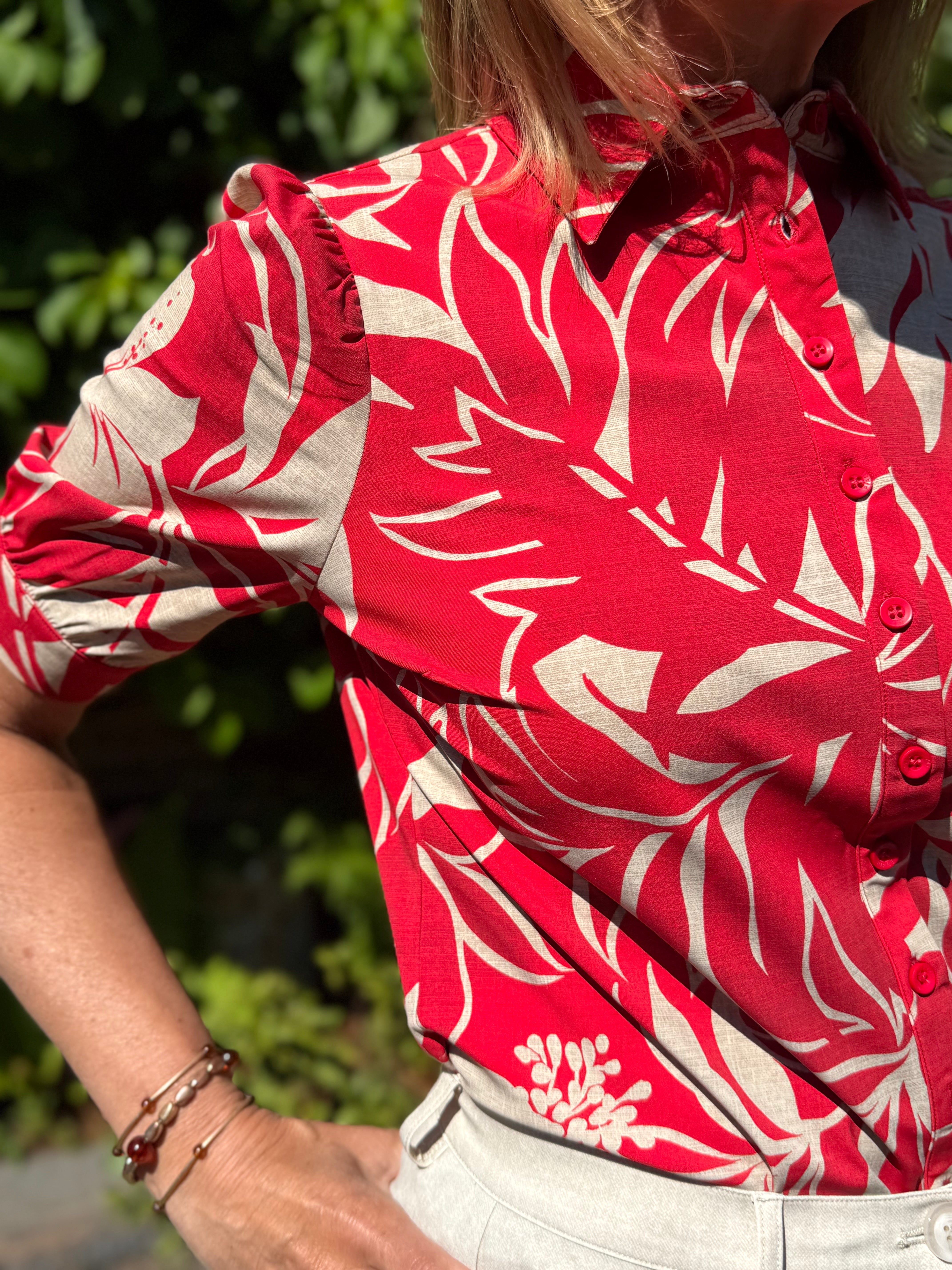 Mi Piace Travelstof Blouse Korte Mouw 202270 hibiscus print red