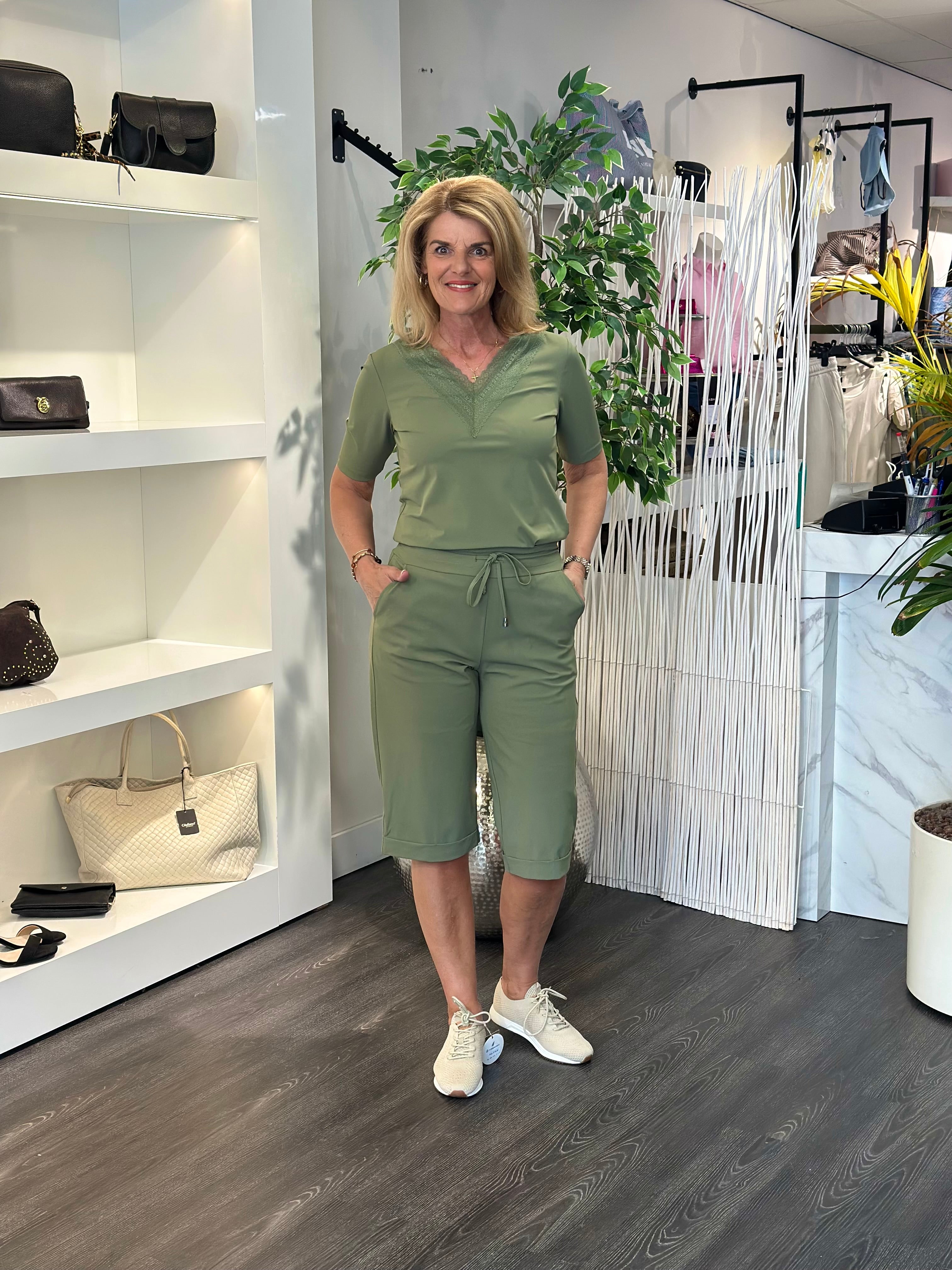 Mi Piace Travel Bermuda Overknee Broek 202817 olive