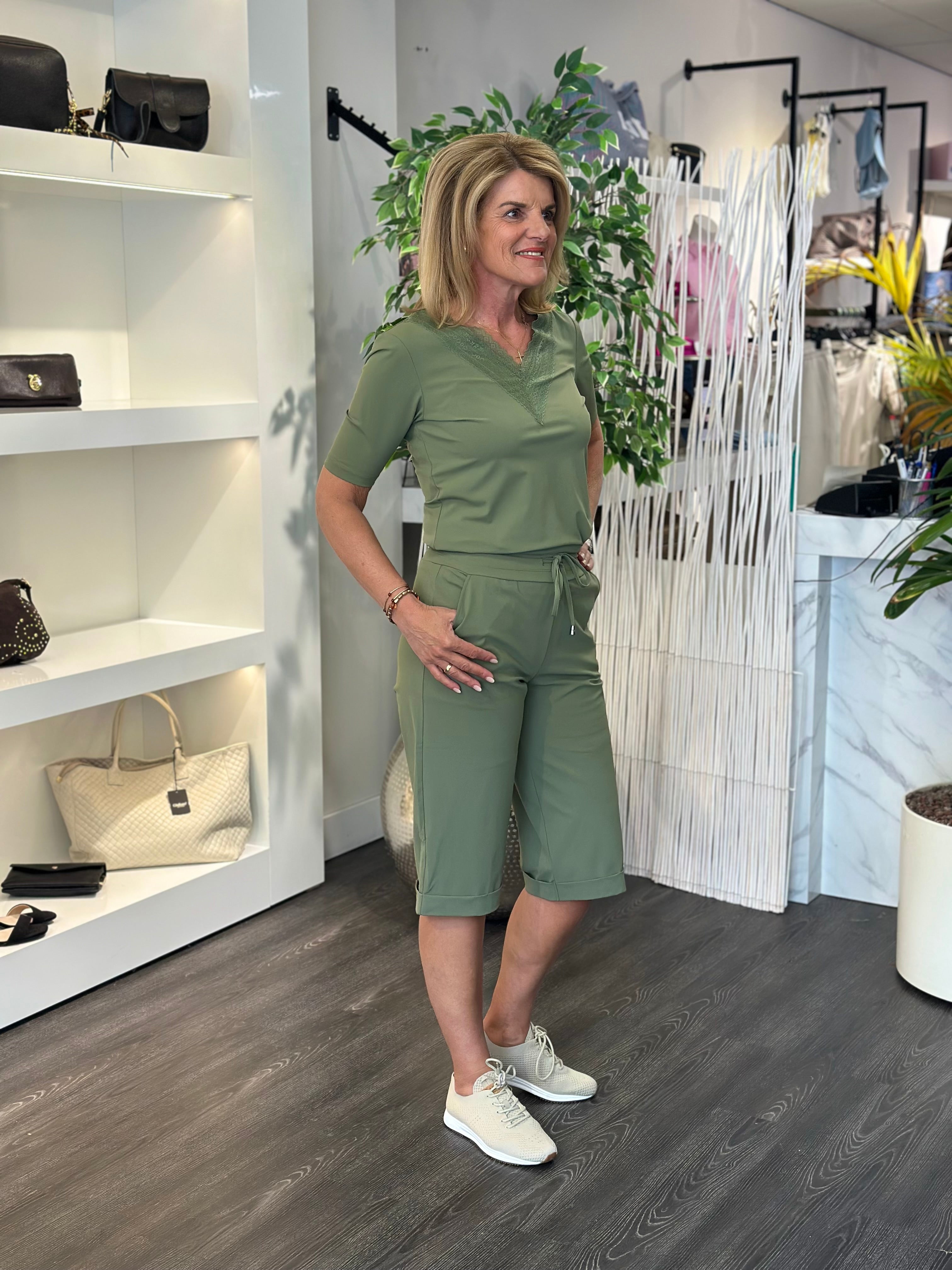 Mi Piace Travel Bermuda Overknee Broek 202817 olive