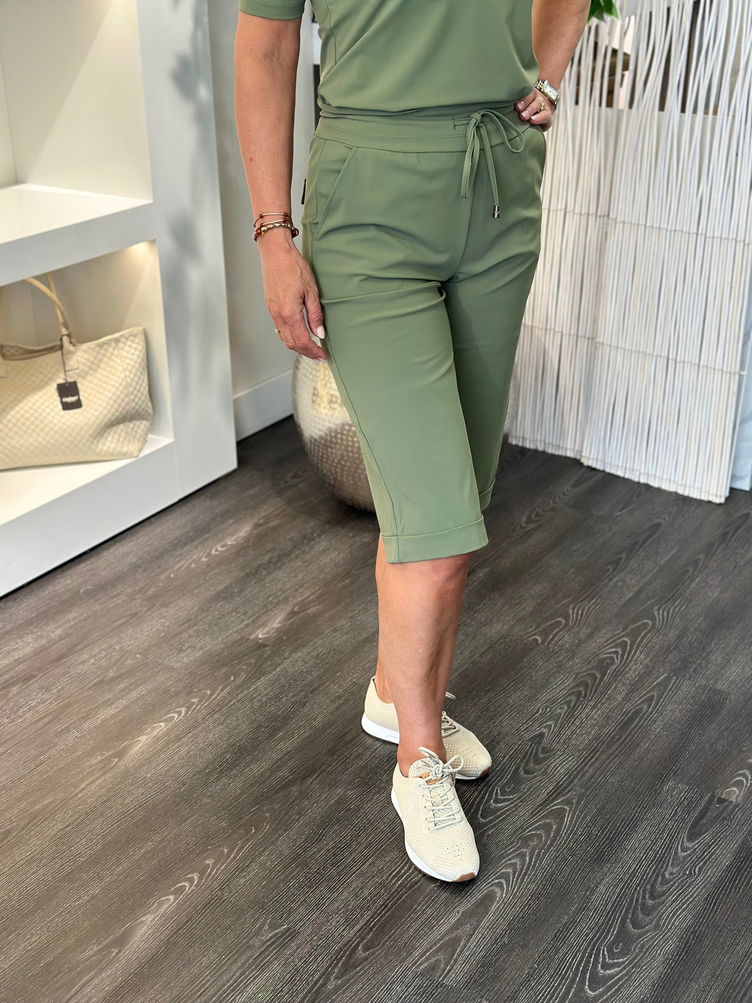 Mi Piace Travel Bermuda Overknee Broek 202817 olive