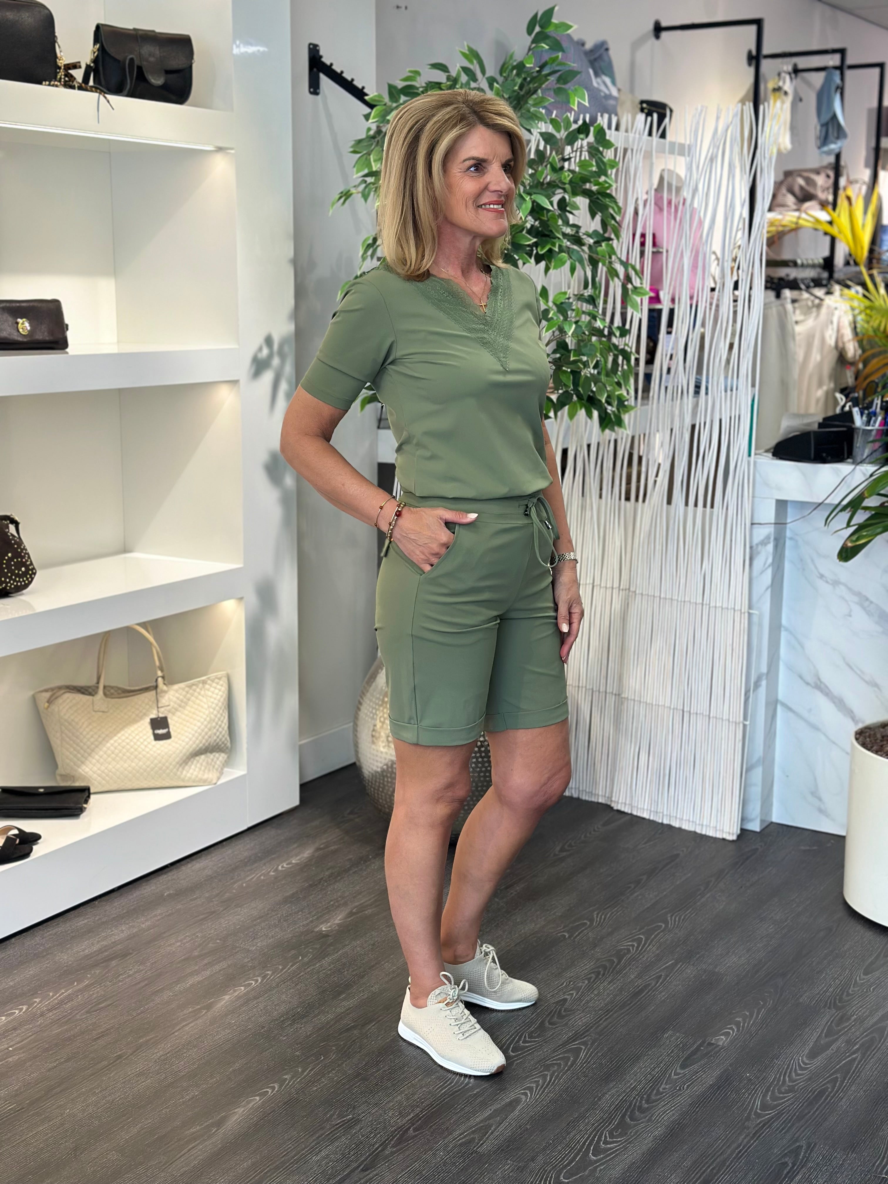 Mi Piace Travelstof iets wijdere Korte Broek 202423 olive