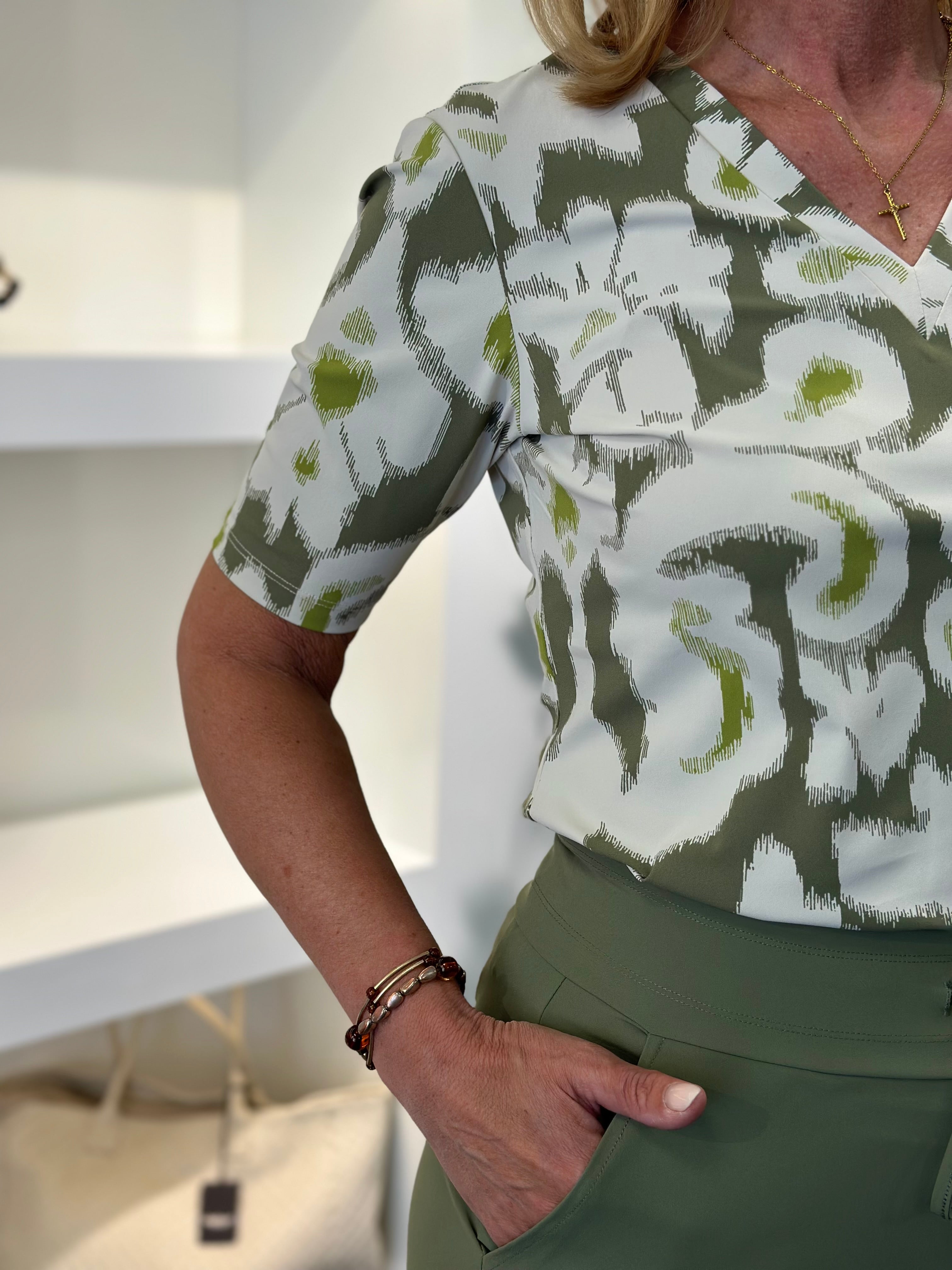 Mi Piace Travelstof Top V-Hals 202271 ikat ornaments print olive