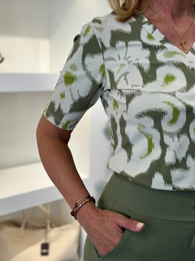 Mi Piace Travelstof Top V-Hals 202271 ikat ornaments print olive