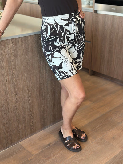 Mi Piace Travelstof iets wijdere Korte Broek 202423 hibiscus print espresso