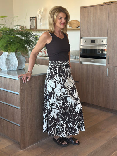 Mi Piace Travelstof Lange Rok 202849 hibiscus print espresso