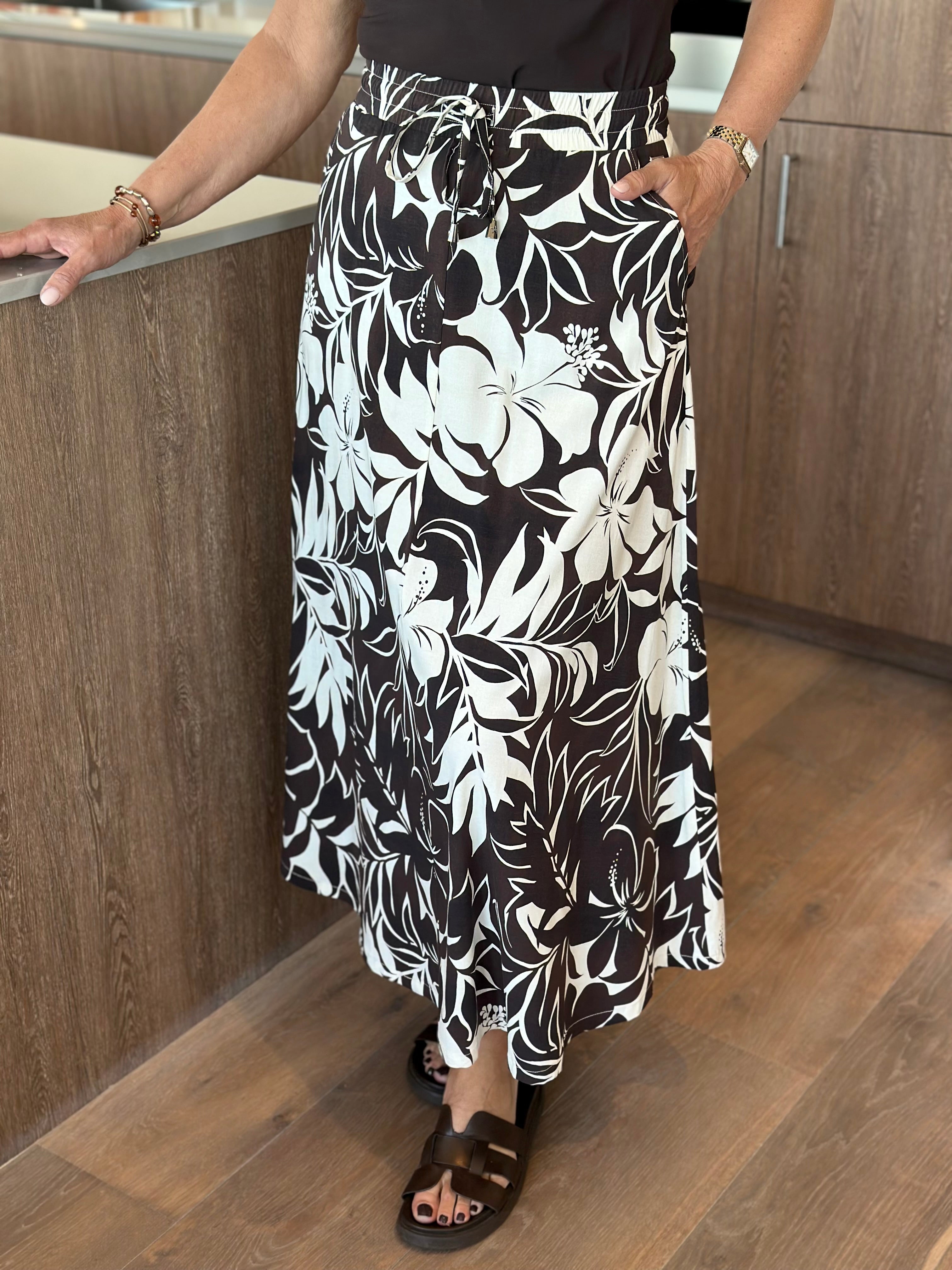Mi Piace Travelstof Lange Rok 202849 hibiscus print espresso