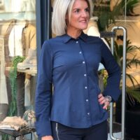 TQ Amsterdam Ria Travelstof Blouse marine blauw