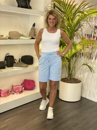 Mi Piace Travelstof iets wijdere Korte Broek baby blue blauw 202423