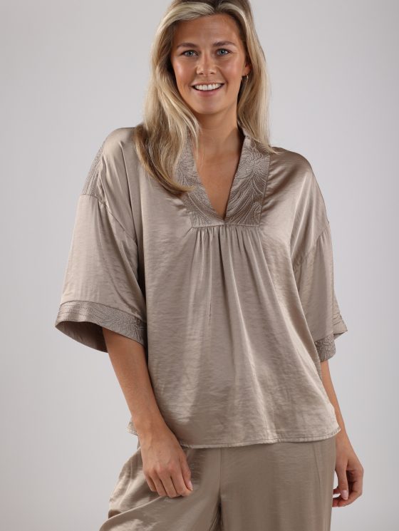 Nukus Nina Top Silky dark sand