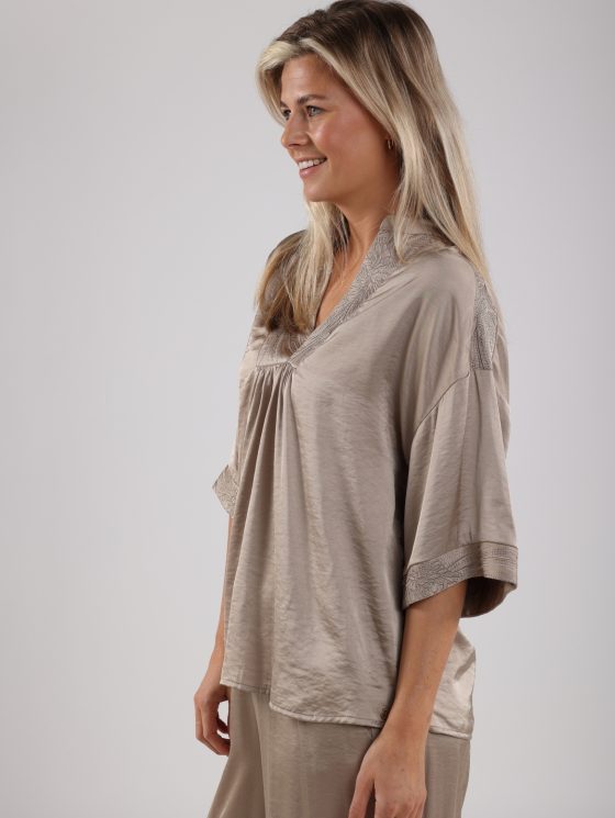 Nukus Nina Top Silky dark sand - Afbeelding 4