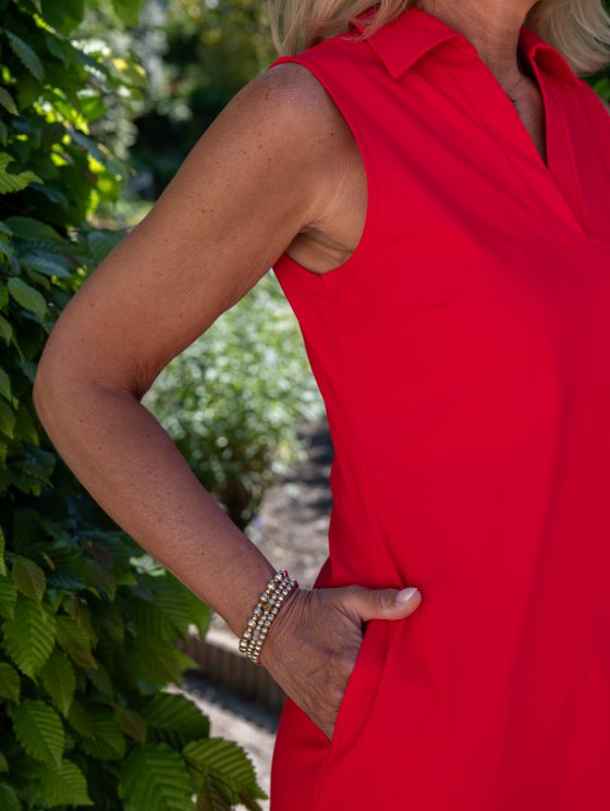 Mi Piace Travelstof Mouwloze Jurk Recht Model 202443 rood - Afbeelding 6