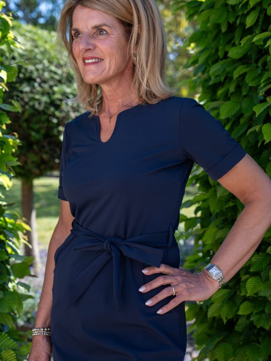 Mi Piace Travelstof Tuniek jurk  met Tailleband donkerblauw 202245 - Afbeelding 2