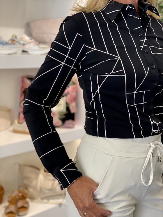 Mi Piace Travelstof blouse 60840 zwart geometric print - Afbeelding 3