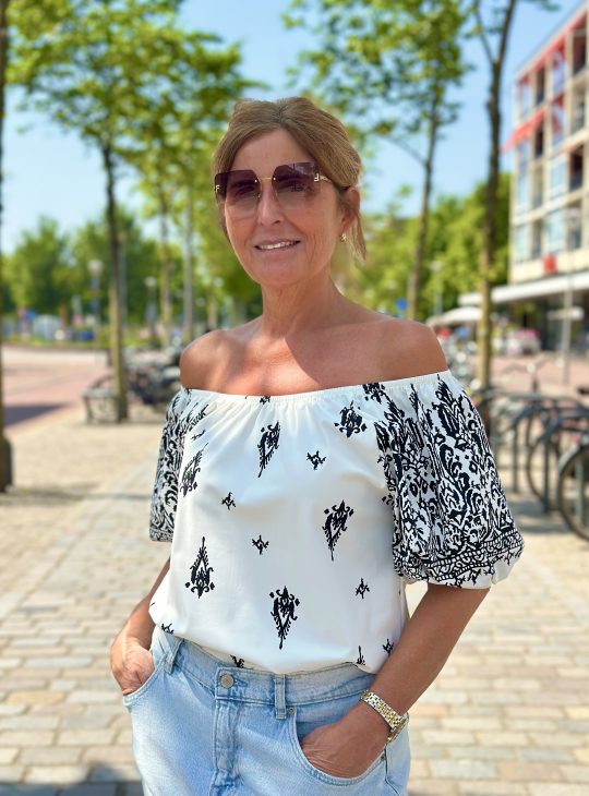 Mi Piace Travelstof Off Schoulder Top 202454 off white zwart ornament print