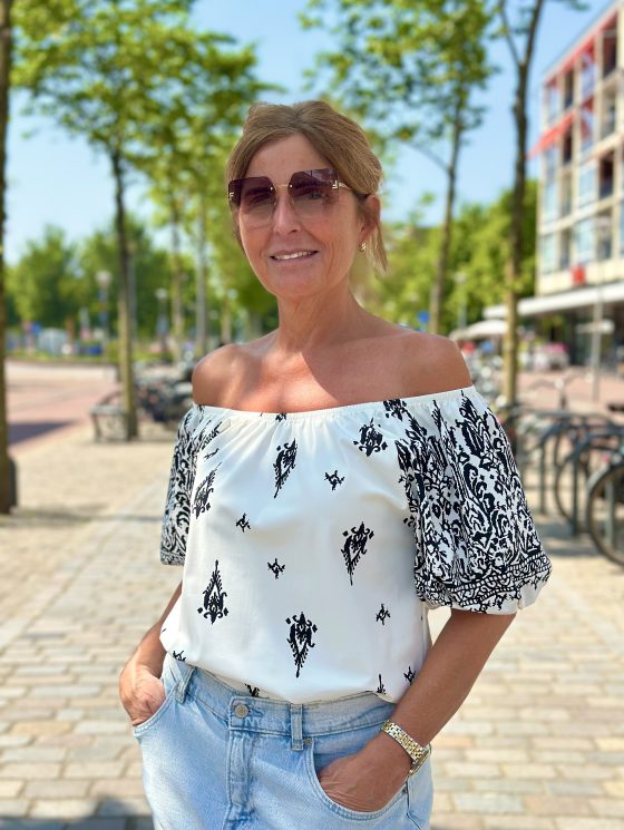 Mi Piace Travelstof Off Schoulder Top 202454 off white zwart ornament print