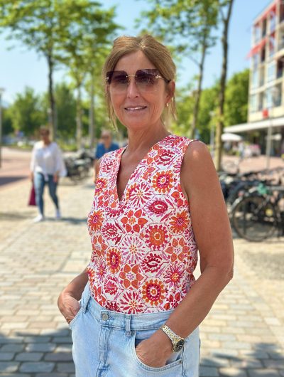 Mi Piace Travelstof Mouwloze Top fuchsia tiles 202425