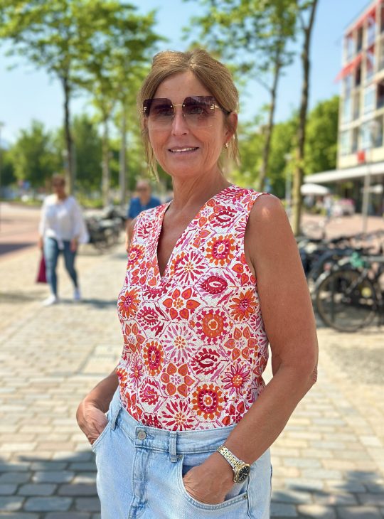 Mi Piace Travelstof Mouwloze Top fuchsia tiles 202425