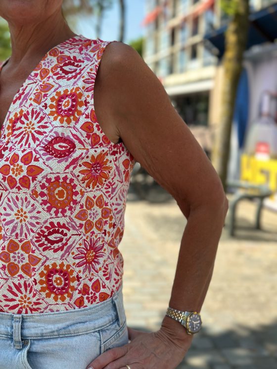 Mi Piace Travelstof Mouwloze Top fuchsia tiles 202425 - Afbeelding 2