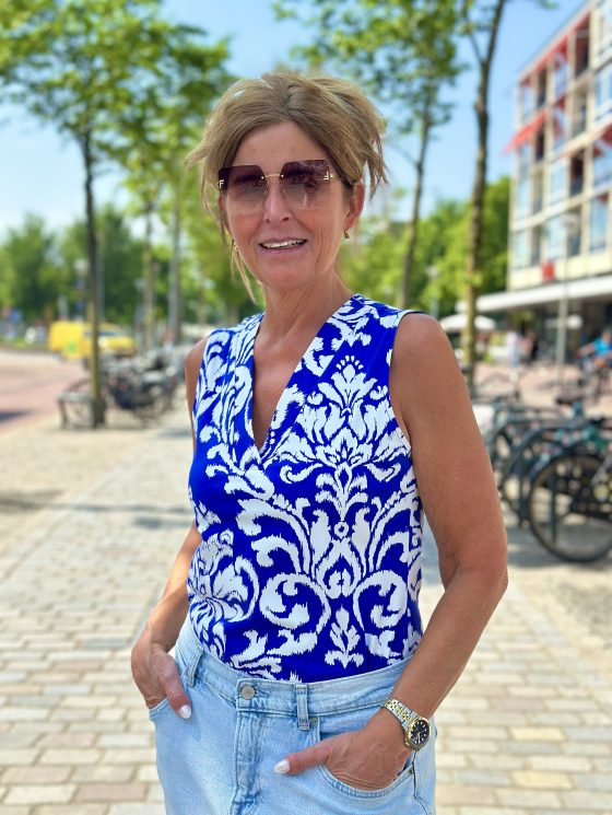 Mi Piace Travelstof Mouwloze Top cobalt offwhite ornament print 202425