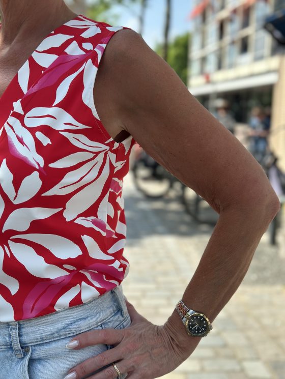 Mi Piace Travelstof Mouwloze Top rood offwhite flower print 202425 - Afbeelding 2