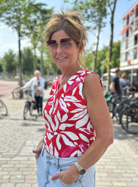 Mi Piace Travelstof Mouwloze Top rood offwhite flower print 202425
