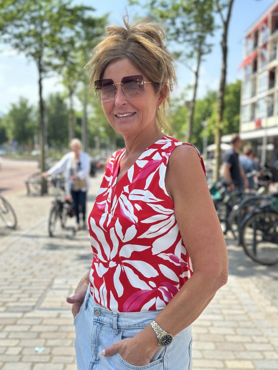 Mi Piace Travelstof Mouwloze Top rood offwhite flower print 202425