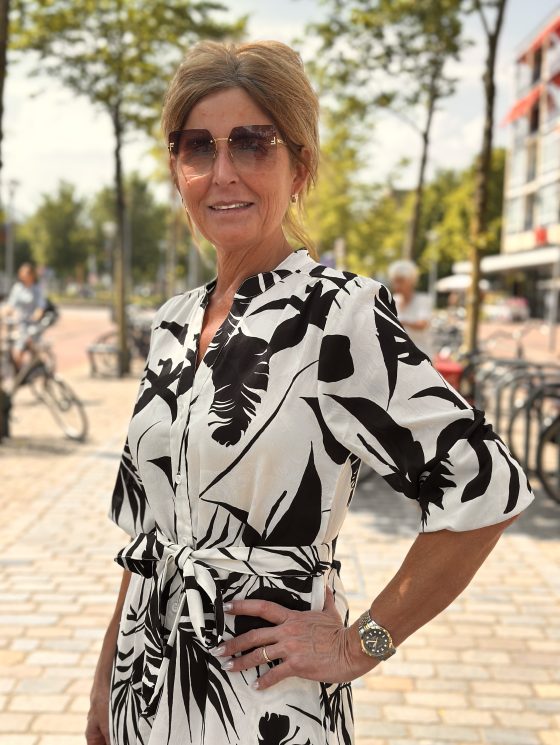 Mi Piace Doorknoop Jurk 2020068 zwart kit flower print - Afbeelding 2