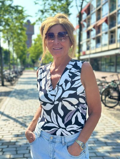 Mi Piace Travelstof Mouwloze Top donkerblauw offwhite flower print 202425