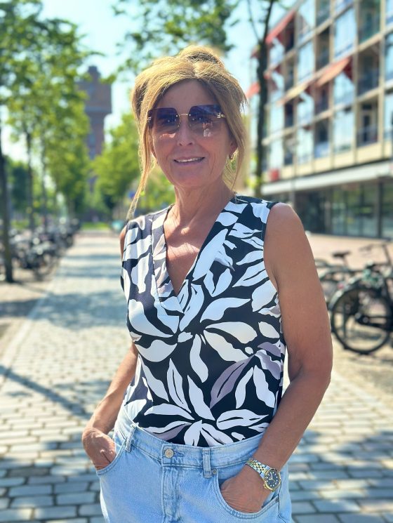 Mi Piace Travelstof Mouwloze Top donkerblauw offwhite flower print 202425