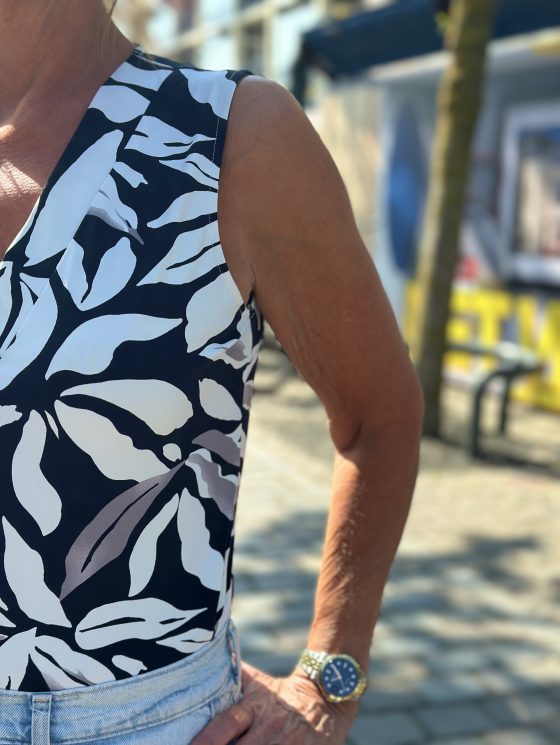 Mi Piace Travelstof Mouwloze Top donkerblauw offwhite flower print 202425 - Afbeelding 2