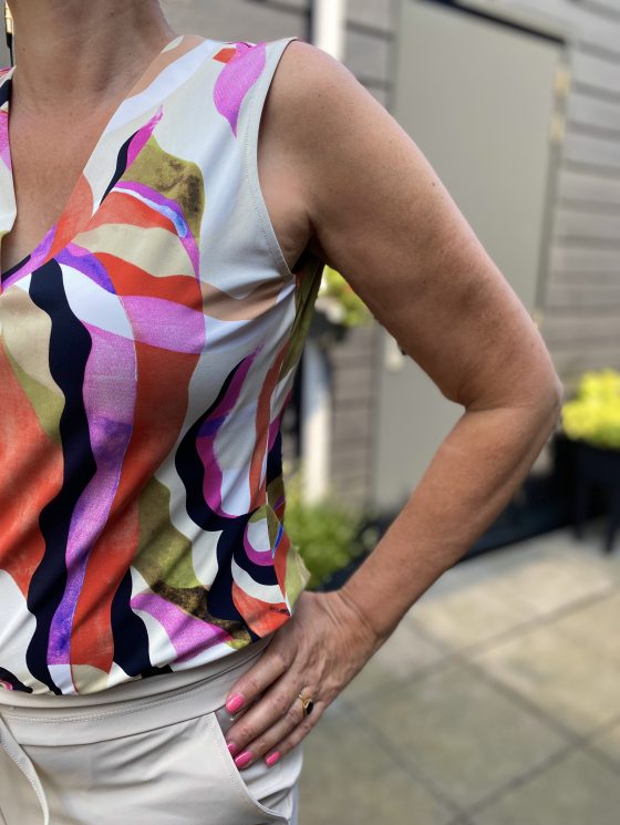 Mi Piace Travelstof Mouwloze Top multicolour picasso print 202425 - Afbeelding 3