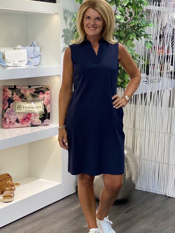Mi Piace Travelstof Mouwloze Jurk Recht Model 202443 donkerblauw