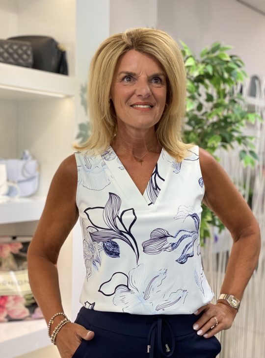 Mi Piace Travelstof Mouwloze Top offwhite donkerblauw line flower print 202425