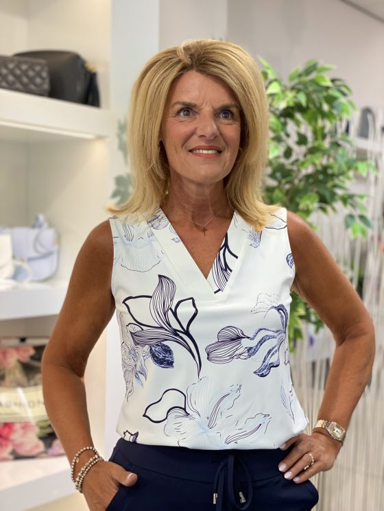 Mi Piace Travelstof Mouwloze Top offwhite donkerblauw line flower print 202425