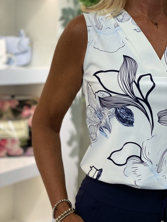 Mi Piace Travelstof Mouwloze Top offwhite donkerblauw line flower print 202425 - Afbeelding 3