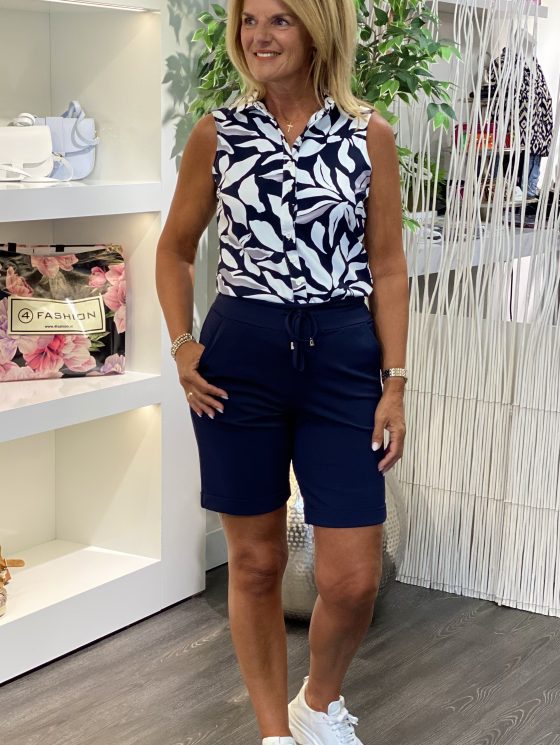 Mi Piace Travelstof Blouse Mouwloos donkerblauw offwhite flower print 202299 - Afbeelding 2
