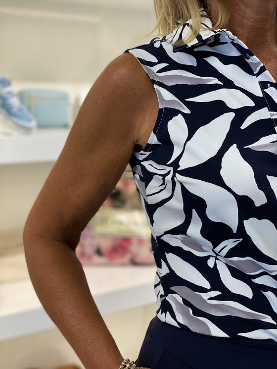 Mi Piace Travelstof Blouse Mouwloos donkerblauw offwhite flower print 202299 - Afbeelding 3