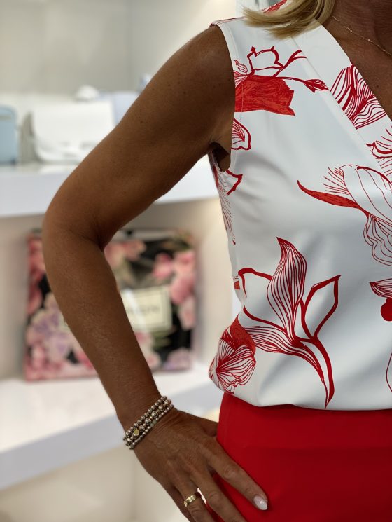 Mi Piace Travelstof Mouwloze Top offwhite rood line flower print 202425 - Afbeelding 3