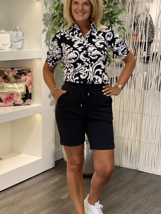 Mi Piace Travelstof Blouse Korte Mouw zwart offwhite ornament print 202270 - Afbeelding 2