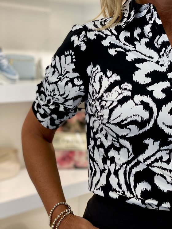 Mi Piace Travelstof Blouse Korte Mouw zwart offwhite ornament print 202270 - Afbeelding 3