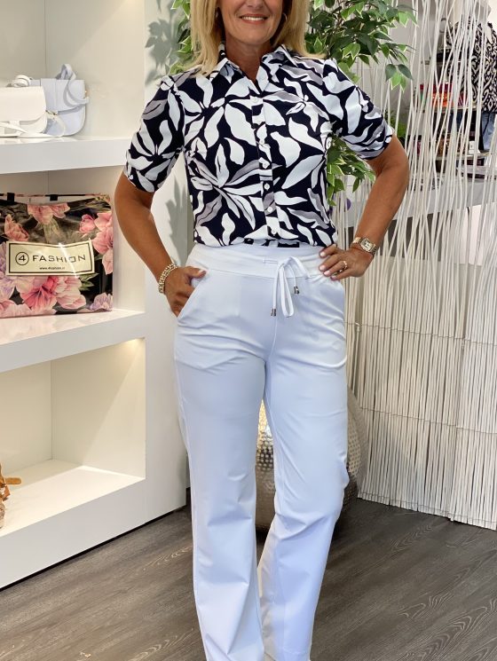 Mi Piace Travelstof Blouse Korte Mouw donkerblauw offwhite flower print 202270 - Afbeelding 2