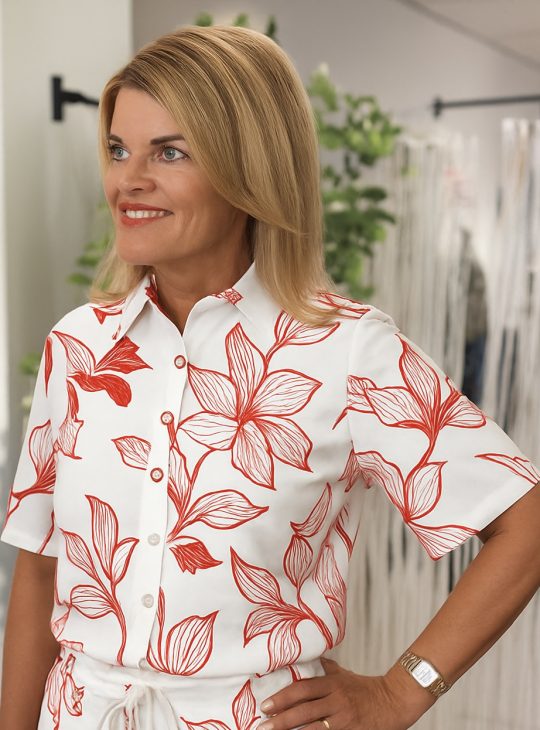 Mi Piace Travelstof Blouse Korte Mouw off white red line flower print 202502