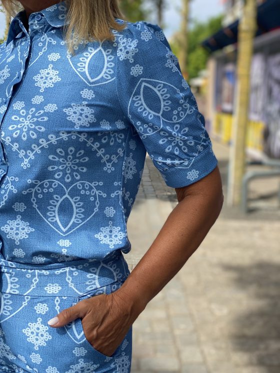 Mi Piace Travelstof Blouse Korte Mouw bleached denim embroidery print 202270 - Afbeelding 3