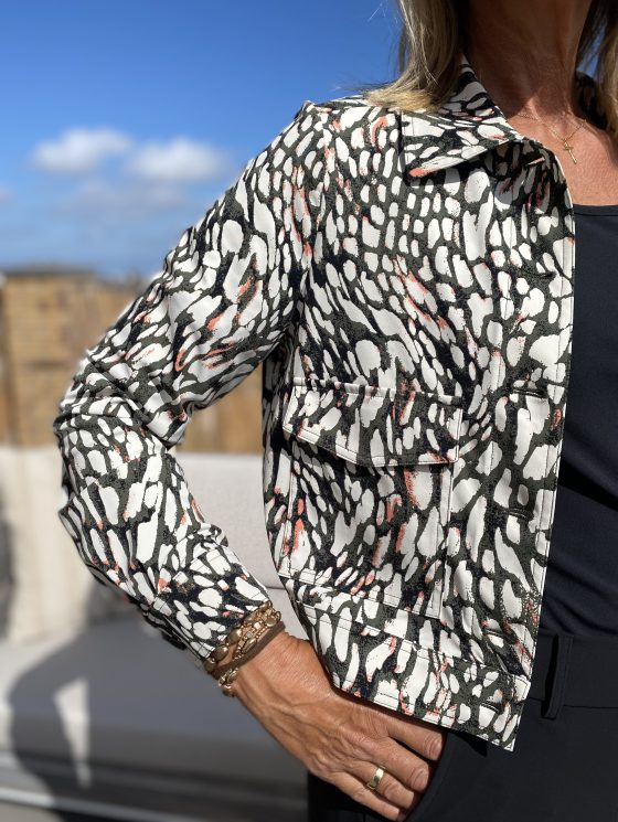 Mi Piace Travelstof Cropped Bomber Jack 202348 deep depth kit abstract - Afbeelding 4