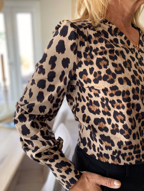 Mi Piace Travelstof V-Neck Top 202651 leopard print latte - Afbeelding 4
