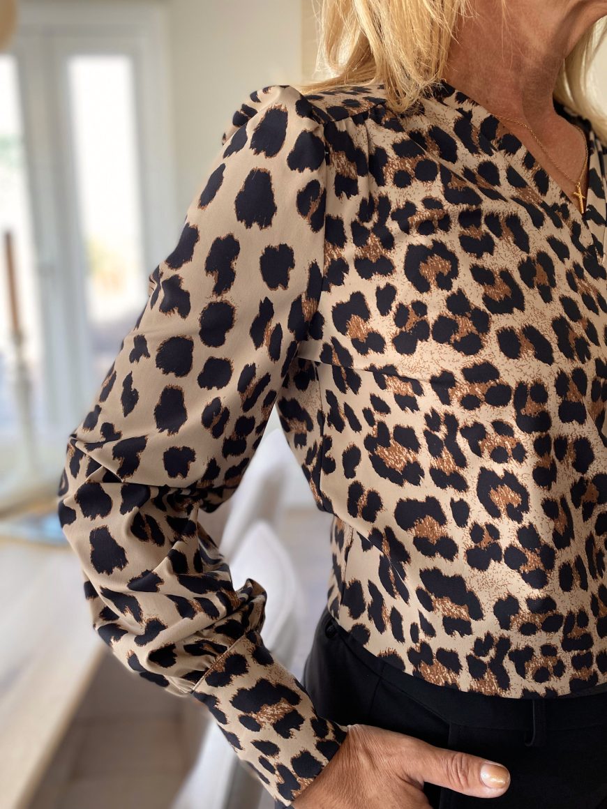 Mi Piace Travelstof V-Neck Top 202651 leopard print latte - Afbeelding 4