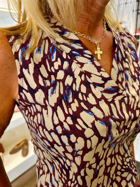 Mi Piace Travelstof Mouwloze Top burgundy latte  abstract 202425 - Afbeelding 3