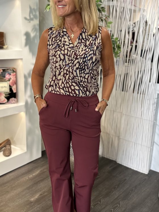 Mi Piace Travelstof Mouwloze Top burgundy latte  abstract 202425 - Afbeelding 5