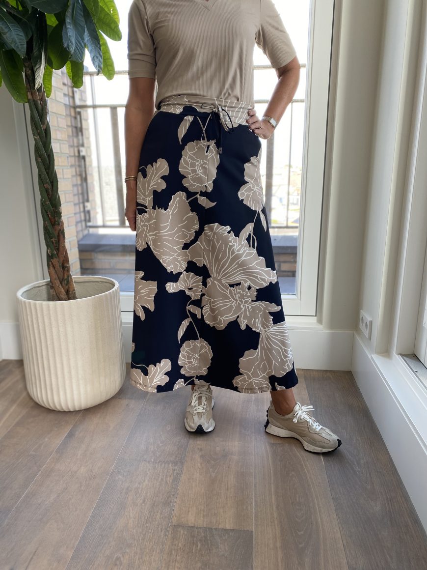 Mi Piace Travelstof Rok 202123 big flower print black - Afbeelding 3